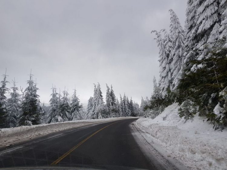 Cum se circulă pe drumurile din Maramureș. Ninge în Pasul Prislop