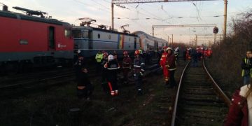 Autoturism strivit de tren. Șoferul a murit, o tânără de 20 de ani gravă rănită