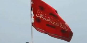 Steagul roşu, arborat în Iran pentru prima dată deasupra unei moschei. În tradiţia şiită înseamnă apel la răzbunare