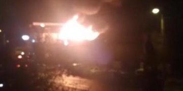 Incendiu devastator în Baia Mare. Circulație închisă pe toată strada – FOTO