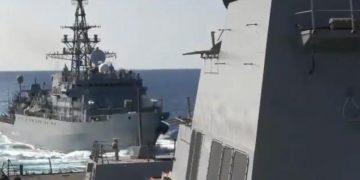 O navă militară rusă s-a apropiat „în mod agresiv” de un distrugător al SUA