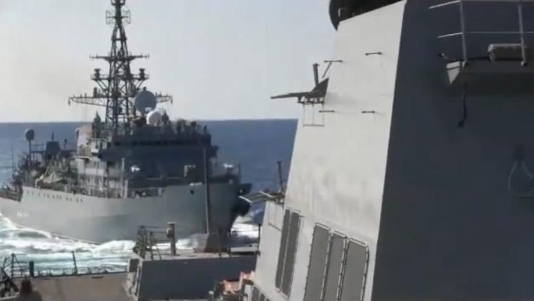 O navă militară rusă s-a apropiat „în mod agresiv” de un distrugător al SUA