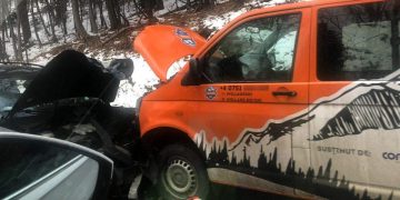 Microbuz cu copii, implicat într-un accident rutier. Şapte copii au ajuns la spital