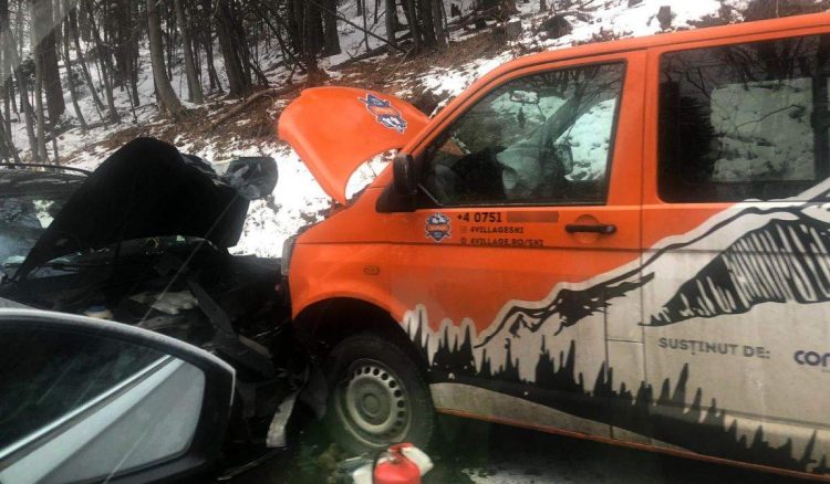 Microbuz cu copii, implicat într-un accident rutier. Şapte copii au ajuns la spital