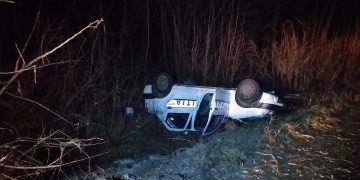 Autoutilitară în misiune, condusă de o poliţistă, răsturnată la Satu Mare