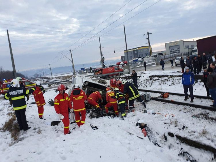 Imagini de coşmar. Dubă spulberată de tren, un tânăr de 17 ani a murit pe loc. Fratele lui mai mare, grav rănit