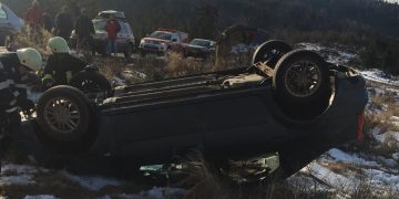 FOTO de la accidentul rutier de la Cavnic. O maşină s-a răsturnat pe plafon