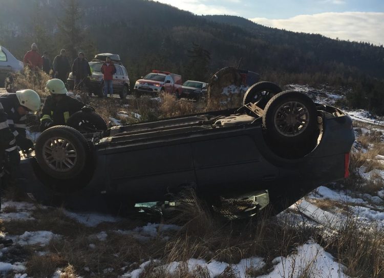 FOTO de la accidentul rutier de la Cavnic. O maşină s-a răsturnat pe plafon