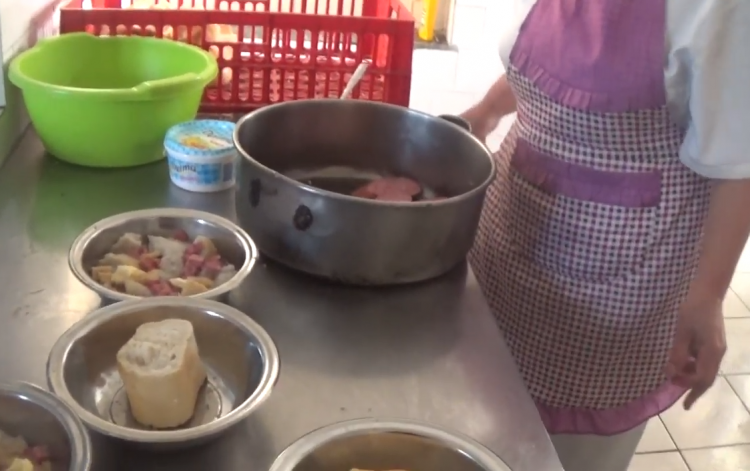 Caz halucinant: Pacienții dintr-un spital sunt hrăniți cu lături