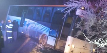A doua dimineaţă consecutiv când un autobuz cu zeci de copii ajunge în şanţ