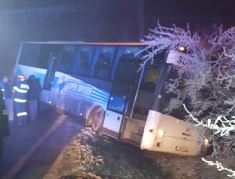 A doua dimineaţă consecutiv când un autobuz cu zeci de copii ajunge în şanţ