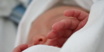 Bebeluş găsit într-o cutie de carton, într-o casă abandonată