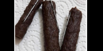 OAMENI CU CHIP DE BESTIE! Mâncare OTRĂVITĂ pentru câini, împrăștiată în Baia Mare