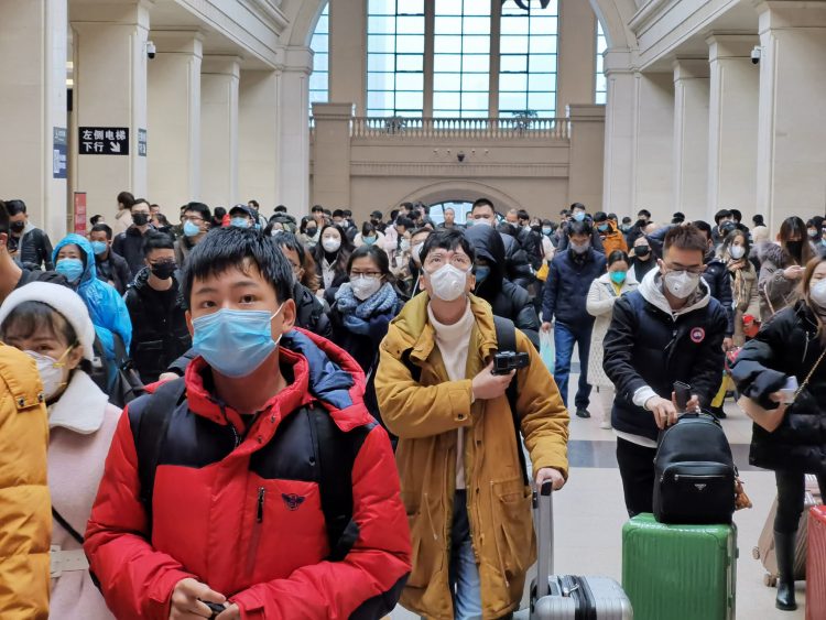 Virusul din China continuă să ucidă. Bilanţul a ajuns la 132 de morţi şi peste 6.000 de persoane infectate