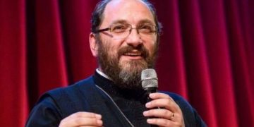 Înşelăciuni în numele părintelui Constantin Necula. O persoană a încercat să obţină bani în numele preotului