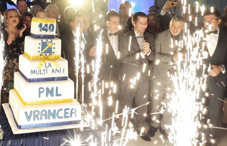 Cum s-au distrat membrii Guvernului, în frunte cu Ludovic Orban, la balul liberalilor din Vrancea