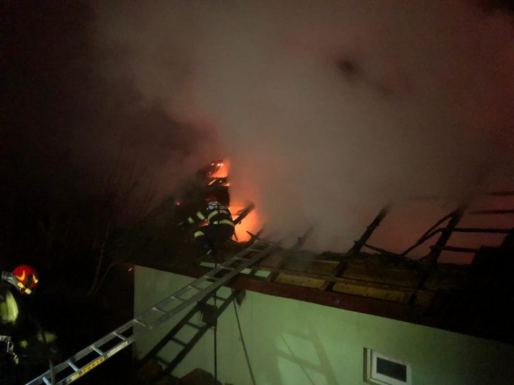 Incendiul de la cabana din Finteuşu Mare a fost provocat intenţionat. Polițiștii au întocmit dosar penal