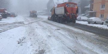 În Pasul Gutâi se circulă în condiţii de iarnă. Ninge în mai multe localităţi din judeţ