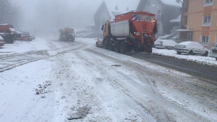 În Pasul Gutâi se circulă în condiţii de iarnă. Ninge în mai multe localităţi din judeţ
