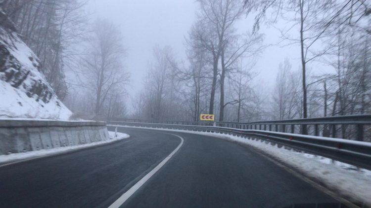 Buletin rutier şi meteo pentru 30 ianuarie. Ceaţă în pasul Gutâi – FOTO
