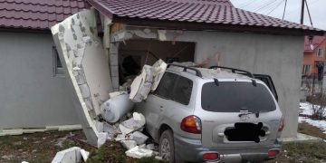 O şoferiţă începătoare a dărâmat o casă cu maşina, într-un sat din Bistriţa