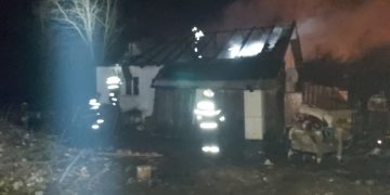 Acoperişul unei case de pe str. Turnătorilor din Baia Mare, cuprins de flăcări – foto
