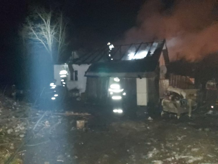 Acoperişul unei case de pe str. Turnătorilor din Baia Mare, cuprins de flăcări – foto