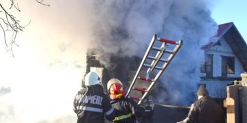 Incendiu în Baia Mare. O casă a luat foc