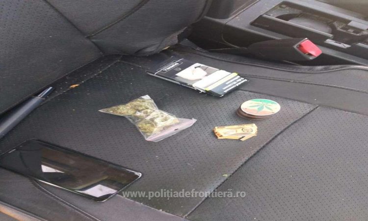 Marijuana descoperită în torpedoul unui autoturism de către polițiștii de frontieră din Vișeu de Sus