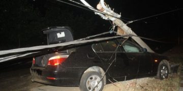 A condus până ce a rupt stâlpul