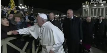 Papa Francisc, indignat. A fost nevoit să lovească o femeie peste mână – video