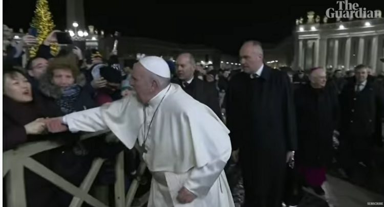 Papa Francisc, indignat. A fost nevoit să lovească o femeie peste mână – video