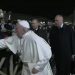 Papa Francisc, indignat. A fost nevoit să lovească o femeie peste mână – video