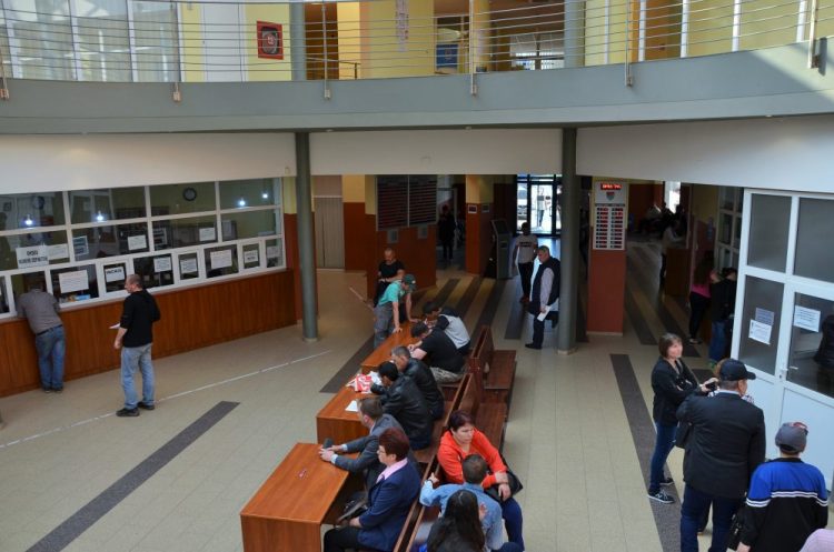 Serviciile de paşapoarte lucrează şi în weekend cu publicul