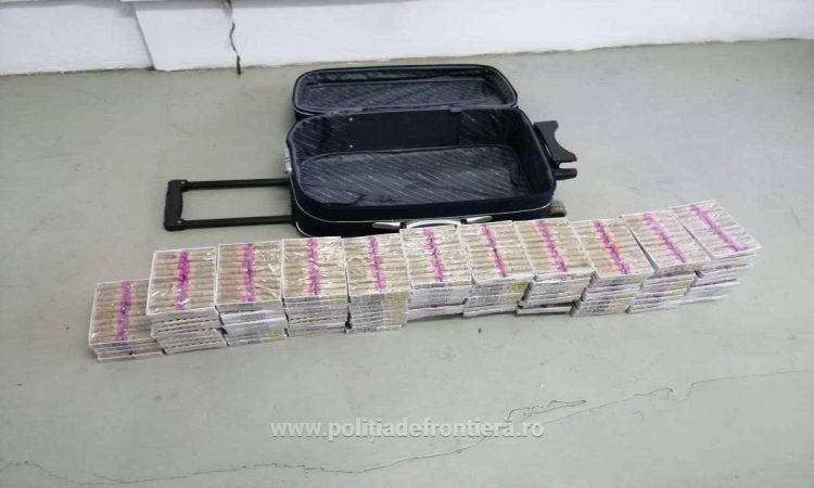 Peste 2.000 de articole pirotehnice confiscate de poliţiştii de frontieră la Poienile de Sub Munte