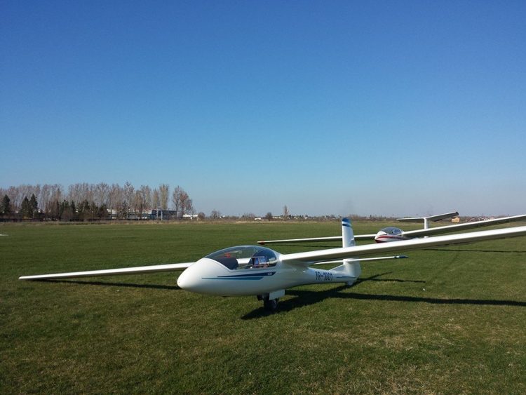 Aeroclubul Teritorial Baia Mare face înscrieri pentru cursuri de pilot planor sau parașutist
