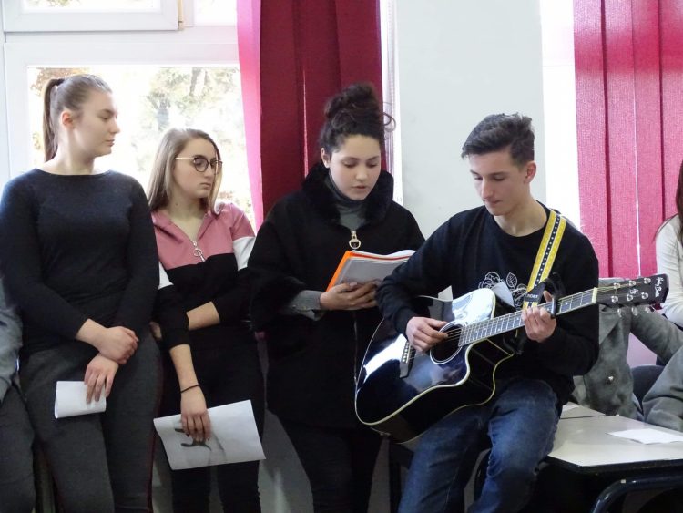 Elevii și profesorii Liceului Teoretic ,,Bogdan-Vodă” din Vișeu de Sus l-au omagiat pe Mihai Eminescu