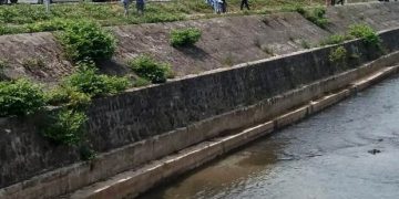 Un bărbat beat a vrut să se arunce în râul Săsar. Poliţiştii au intervenit pentru salvarea sa