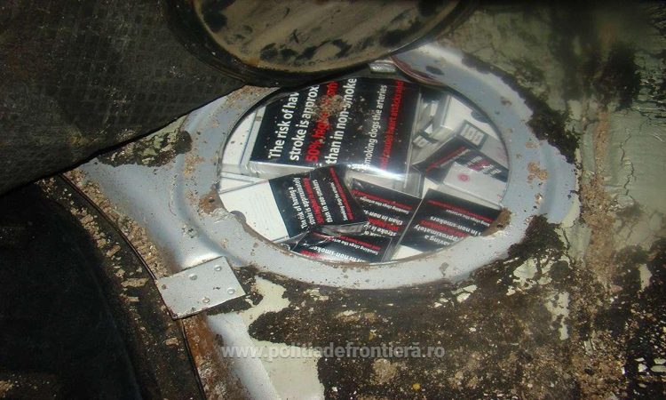 Țigări descoperite de poliţiştii de frontieră sub bancheta şi în rezervorul unui autoturism