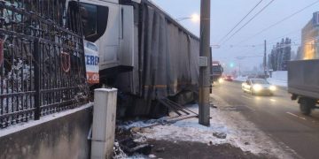 Un tir a intrat în gardul Universității Tehnice din Cluj-Napoca