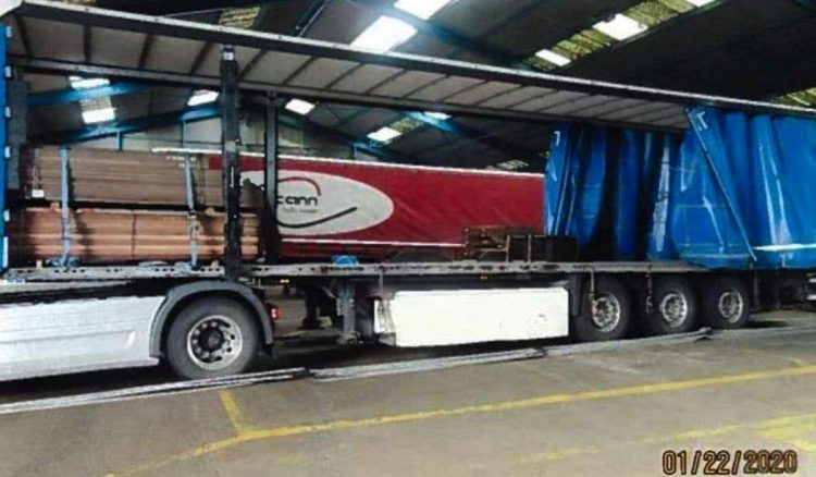 Un şofer român de TIR, traficant de droguri în Anglia, a crezut că nimeni nu va observa cele 21 de kilograme de cocaină ascunse sub marfă