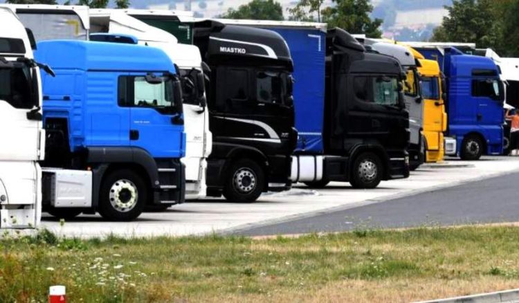 Un şofer român de TIR s-a ales cu amendă şi dosar după ce a furat curent într-o parcare din Germania