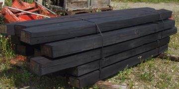 Au sustras traverse de lemn, însă au fost depistaţi la scurt timp de poliţişti