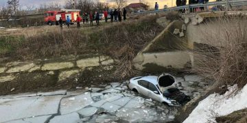 Autoturism răsturnat într-un canal; şoferul scos din maşină de echipa de descarcerare a ISU