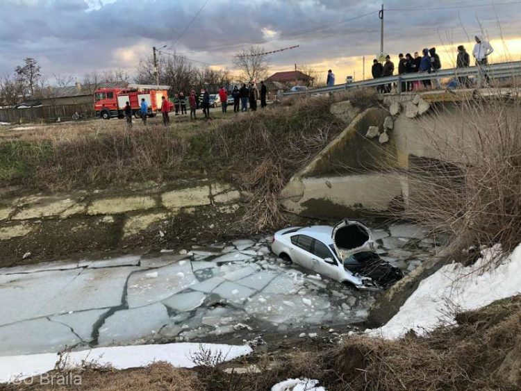 Autoturism răsturnat într-un canal; şoferul scos din maşină de echipa de descarcerare a ISU