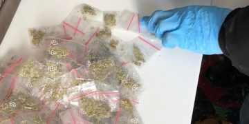 Maramureşeancă prinsă în flagrant în timp ce vindea droguri