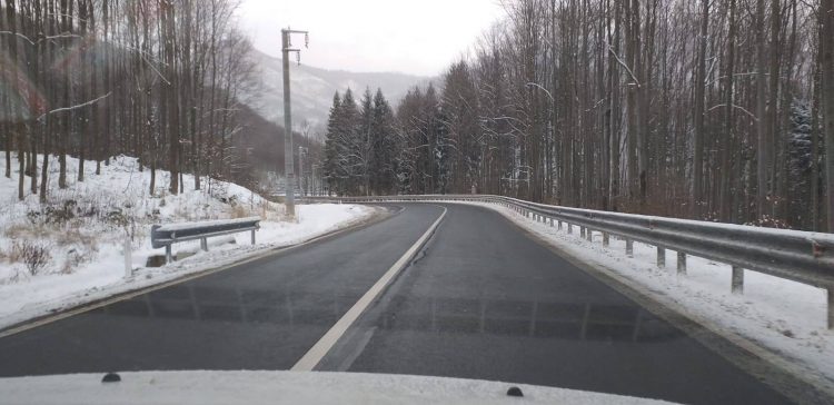 Circulație rutieră în condiții de iarnă în Maramureș