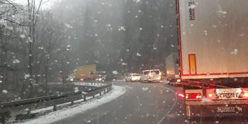 Drum blocat pe Hera, copaci căzuți din cauza viscolului!!!