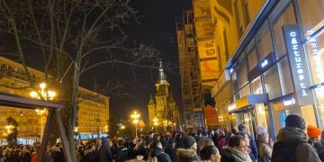 Sute de oameni au stat la coadă la deschiderea unei librării în Timişoara