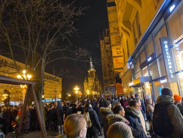 Sute de oameni au stat la coadă la deschiderea unei librării în Timişoara